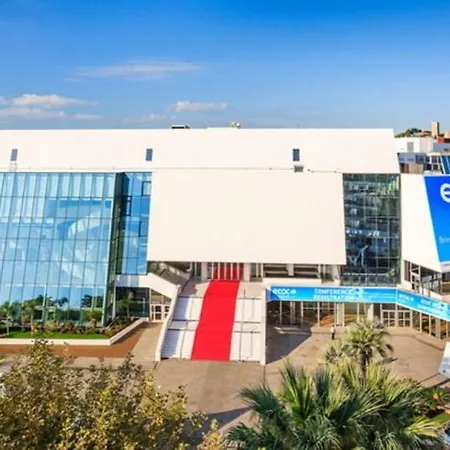Standing, Magnifique Piscine, Parking, Proche Plages Апартаменты Канны